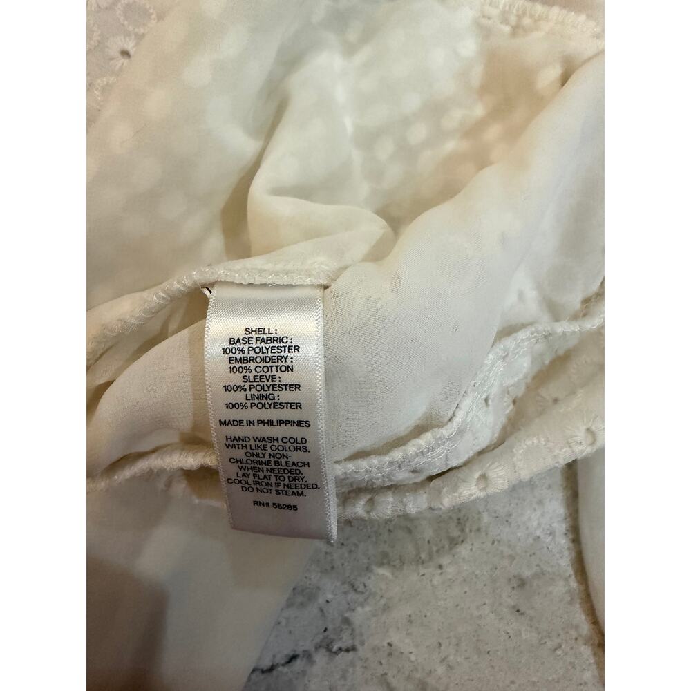 Off-White Eyelet Top by Express 🤍
Size Medium - Picture 6 of 7